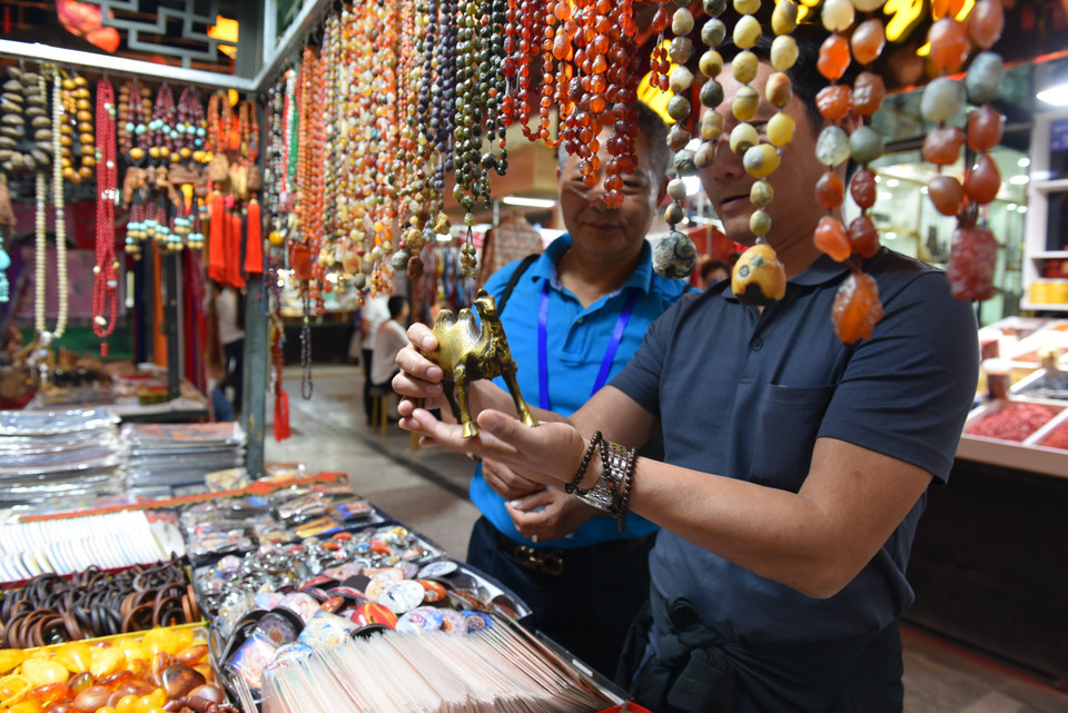 Chợ đêm Đôn Hoàng. (Ảnh: Lê Mạnh Cường/TTXVN)