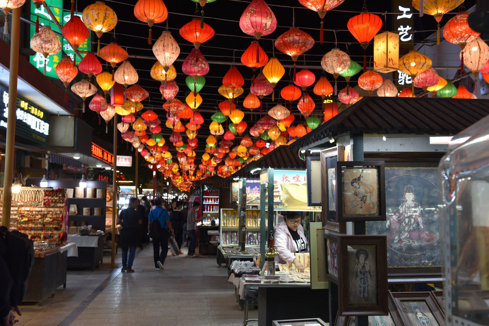 Chợ đêm Đôn Hoàng. (Ảnh: Lê Mạnh Cường/TTXVN)