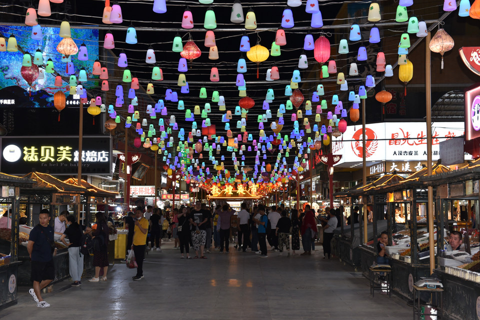 Chợ đêm Đôn Hoàng. (Ảnh: Lê Mạnh Cường/TTXVN)