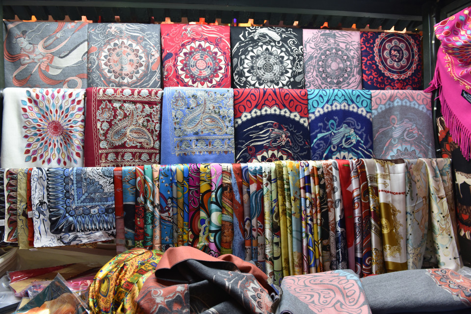 Chợ đêm Đôn Hoàng. (Ảnh: Lê Mạnh Cường/TTXVN)