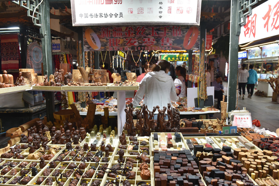 Chợ đêm Đôn Hoàng. (Ảnh: Lê Mạnh Cường/TTXVN)