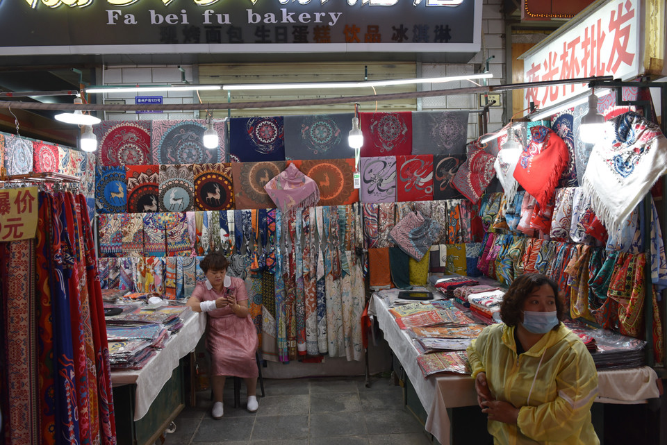 Chợ đêm Đôn Hoàng. (Ảnh: Lê Mạnh Cường/TTXVN)