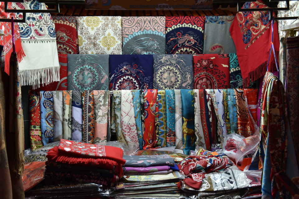 Chợ đêm Đôn Hoàng. (Ảnh: Lê Mạnh Cường/TTXVN)