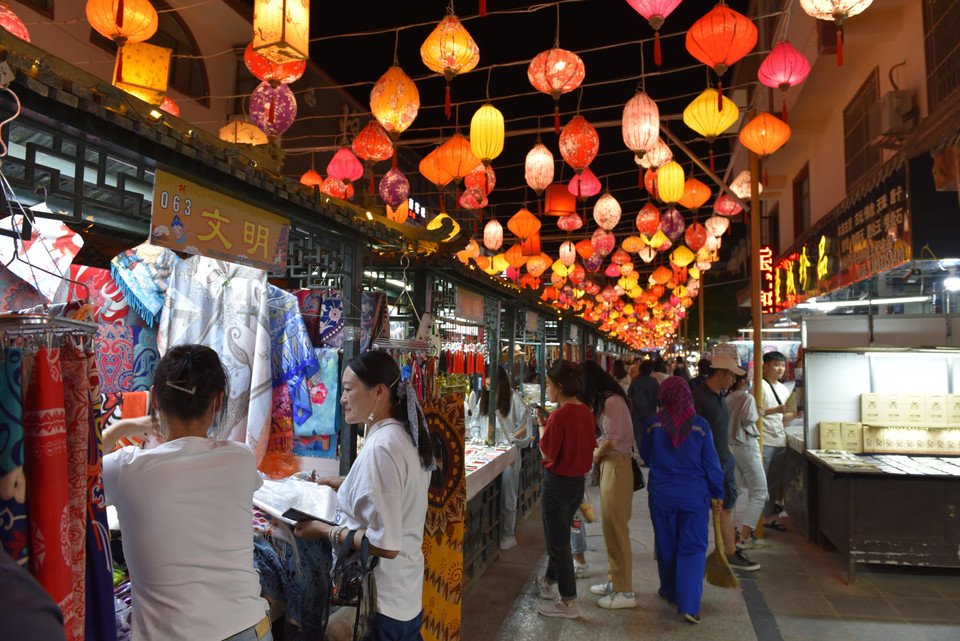 Chợ đêm Đôn Hoàng. (Ảnh: Lê Mạnh Cường/TTXVN)