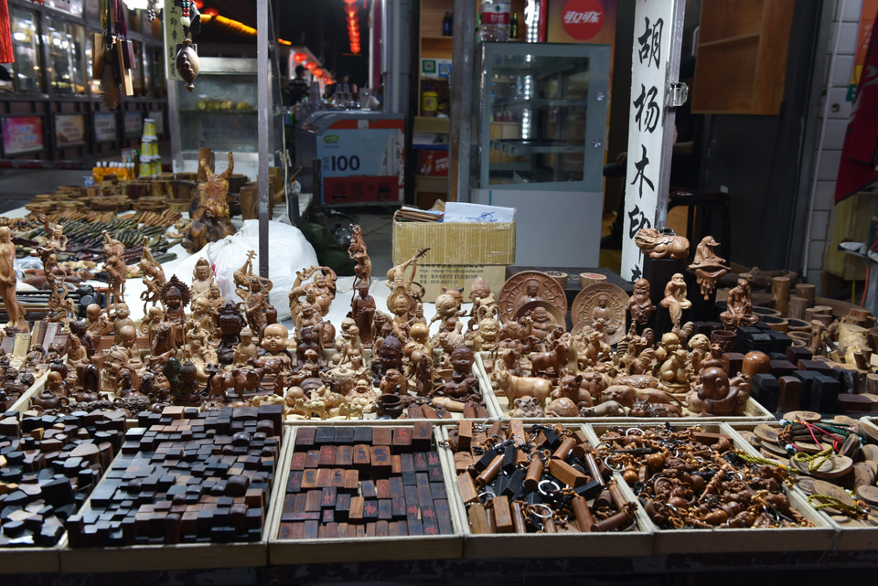 Chợ đêm Đôn Hoàng. (Ảnh: Lê Mạnh Cường/TTXVN)