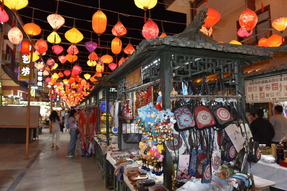 Chợ đêm Đôn Hoàng. (Ảnh: Lê Mạnh Cường/TTXVN)