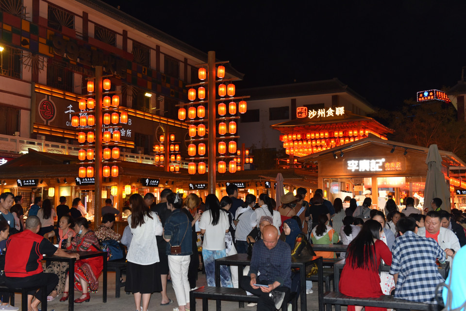 Chợ đêm Đôn Hoàng. (Ảnh: Lê Mạnh Cường/TTXVN)