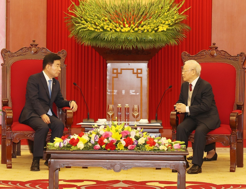 Tổng Bí thư Nguyễn Phú Trọng tiếp Chủ tịch Quốc hội Hàn Quốc Kim Jin-pyo. (Ảnh: Trí Dũng/TTXVN)