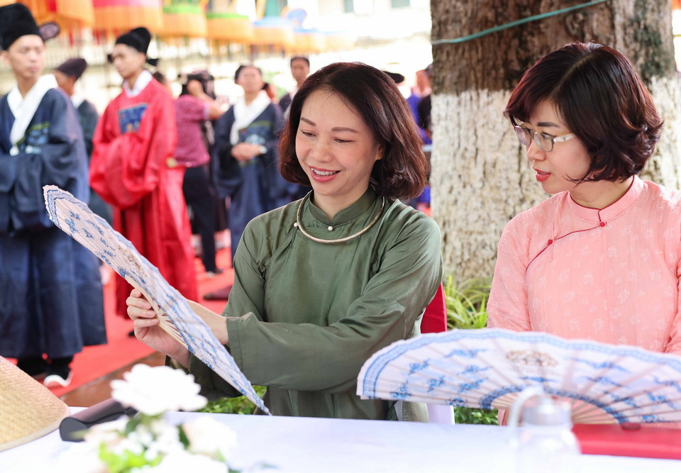 Chương trình nhằm tôn vinh truyền thống văn hóa của dân tộc, phát huy giá trị văn hóa cung đình Thăng Long và mong muốn mang đến cho du khách những sản phẩm du lịch đặc sắc, đậm dấu ấn văn hóa truyền thống. (Ảnh: Thanh Tùng/TTXVN)