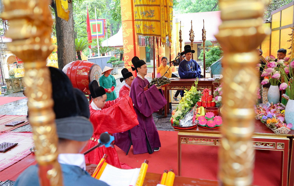 Hằng năm cứ đến dịp Tết Đoan Ngọ, Trung tâm Bảo tồn Di sản Thăng Long - Hà Nội phối hợp với Hội Di sản văn hóa Thăng Long, Công ty Cổ phần Ỷ Vân Hiên và Trung tâm Bảo tồn phát triển nghệ thuật sân khấu Việt Nam thực hành nghi lễ tiến phẩm dâng hương lên các vị tiên đế và nghi lễ ban quạt. (Ảnh: Thanh Tùng/TTXVN)