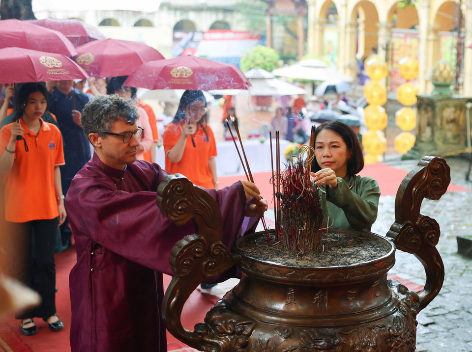 Phó Chủ tịch UBND thành phố Hà Nội Vũ Thu Hà cùng các đại biểu dâng hương. (Ảnh: Thanh Tùng/TTXVN)