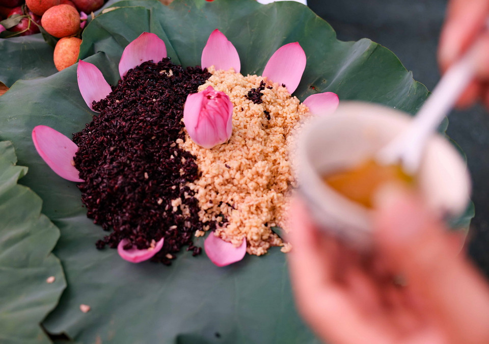 Rượu nếp, món ăn không thể thiếu trong Tết Đoan Ngọ (Ảnh: Thanh Tùng/TTXVN)