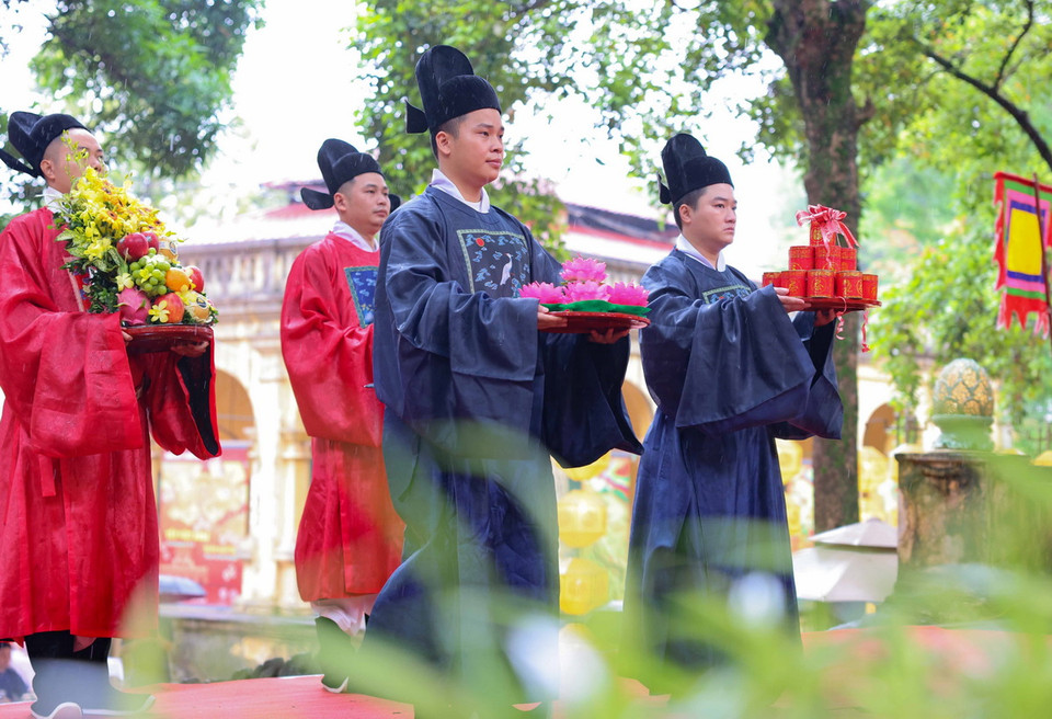 Tiến phẩm, dâng hương lên các vị tiên đế. (Ảnh: Thanh Tùng/TTXVN)