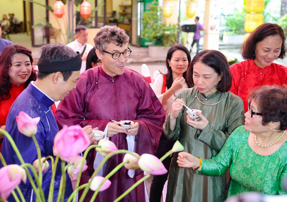 Theo quan niệm xưa, ngày 5/5 Âm lịch là lúc thời tiết giao mùa, côn trùng sâu bọ phát triển nên tục "giết sâu bọ" trong ngày này bằng cách ăn trái cây đầu mùa như mận, vải... (Ảnh: Thanh Tùng/TTXVN)