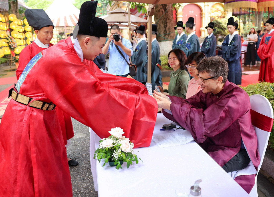 "Ban" quạt cho đại biểu dự chương trình. (Ảnh: Thanh Tùng/TTXVN)