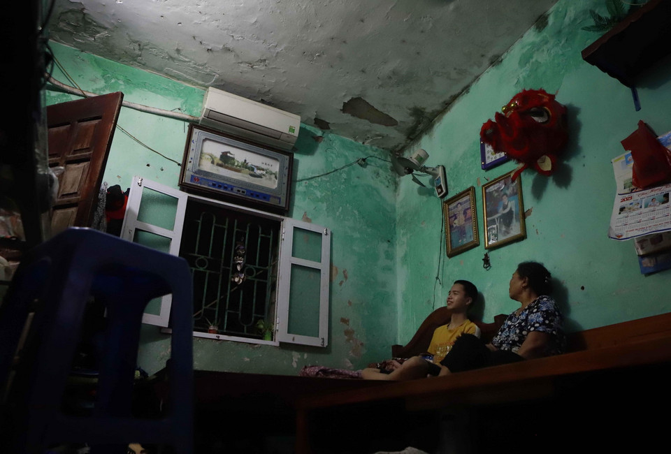  Các căn nhà trong khu tập thể của Công ty Cổ phần In Phúc Yên bị bong tróc, thấm, dột gây ảnh hưởng đến sức khỏe của người dân. (Ảnh: Hoàng Hùng/TTXVN)