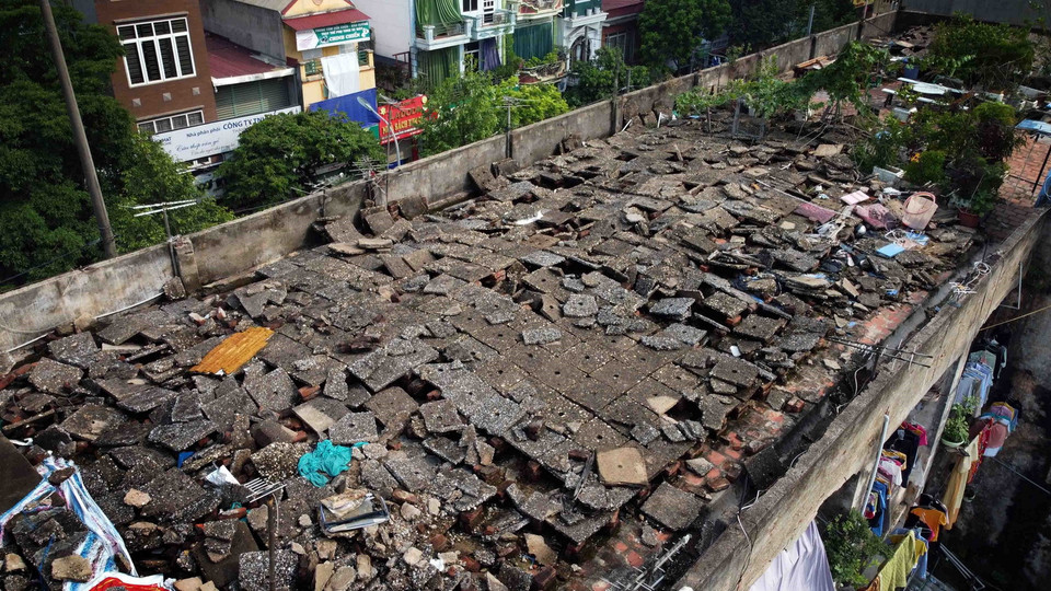  Lớp bêtông chống thấm, chống nóng tầng thượng khu tập thể của Công ty Cổ phần In Phúc Yên bị long lở, hư hại. (Ảnh: Hoàng Hùng/TTXVN)