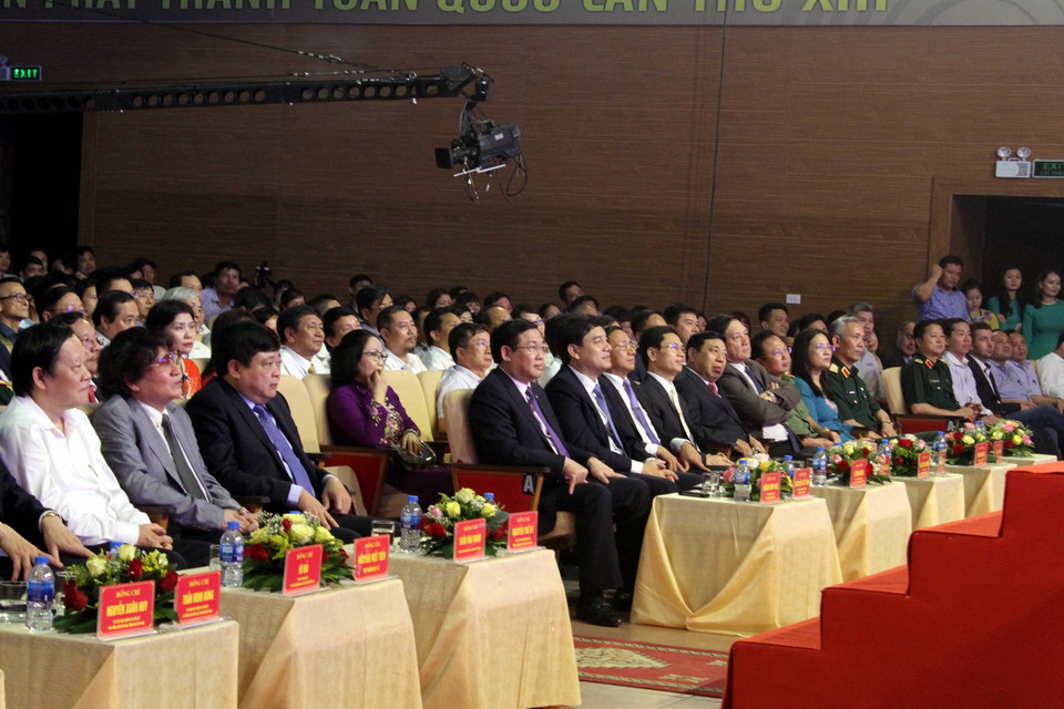 Phó Thủ tướng Vương Đình Huệ (ngồi giữa) cùng các đại biểu dự buổi lễ. (Ảnh: Tá Chuyên/TTXVN)