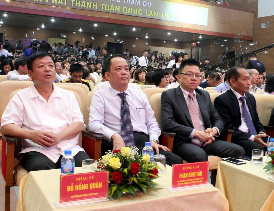 Phó Tổng Giám đốc TTXVN Lê Quốc Minh (thứ 2 từ phải sang) cùng lãnh đạo Trung ương, địa phương dự buổi lễ. (Ảnh: Tá Chuyên/TTXVN)