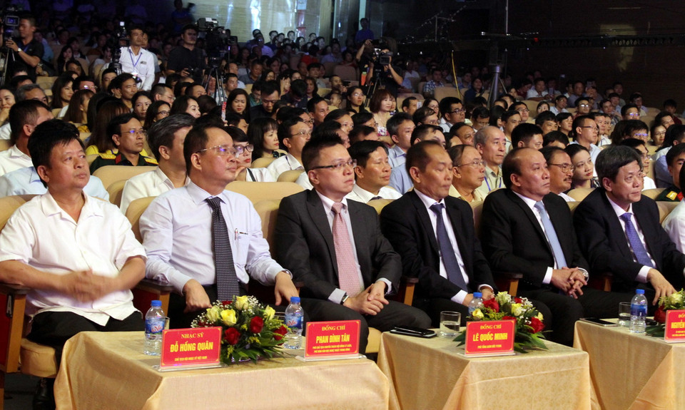 Các lãnh đạo Trung ương, địa phương dự buổi lễ. (Ảnh: Tá Chuyên/TTXVN)