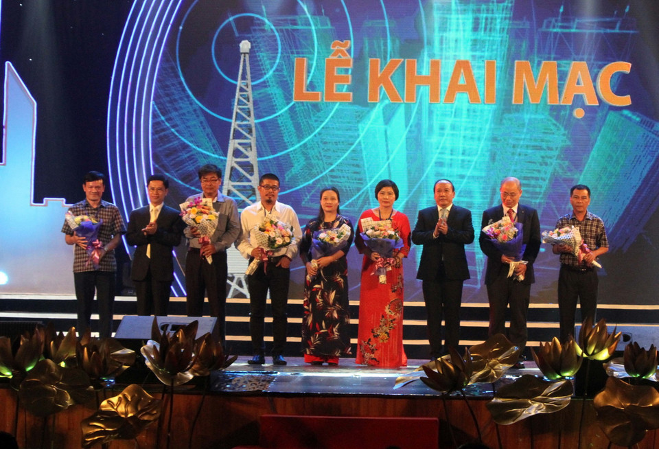 Tặng hoa cho Ban giám khảo tham gia chấm thi tại Liên hoan phát thanh toàn quốc lần thứ XIII. (Ảnh: Tá Chuyên/TTXVN)