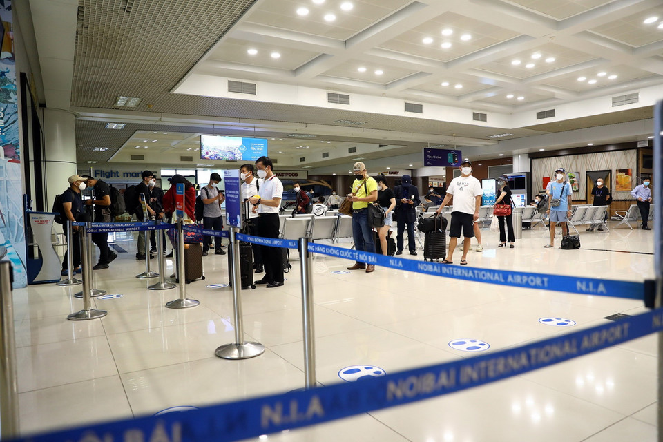 Ngày 10/10, tại sân bay Nội Bài có duy nhất chuyến bay thương mại của Vietnam Airlines. (Ảnh: Huy Hùng/TTXVN)