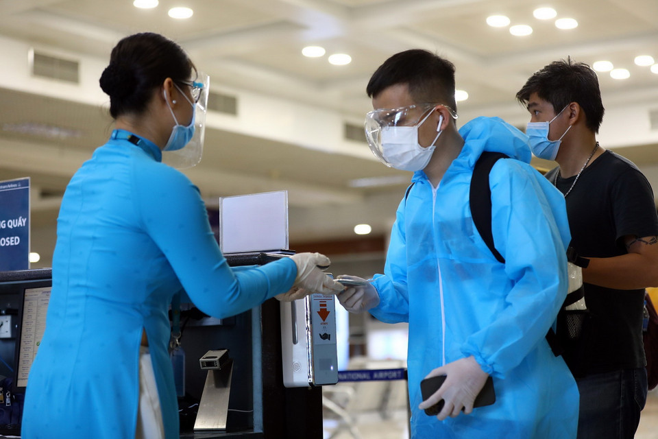 Để tham gia các chuyến bay, hành khách phải đáp ứng những điều kiện về xét nghiệm âm tính, tiêm chủng vaccine COVID-19, khai báo y tế và tuân thủ 5K của Bộ Y tế. (Ảnh: Huy Hùng/TTXVN)