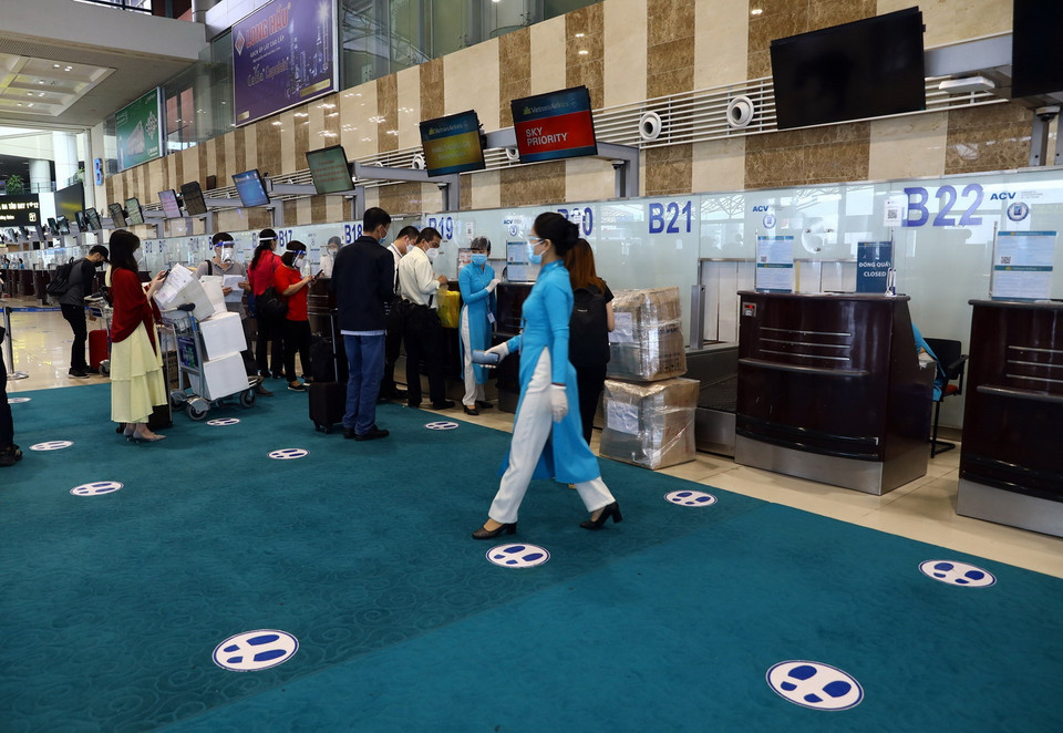 Khu vực làm thủ tục bay luôn bảo đảm giãn cách và các yêu cầu về phòng, chống dịch COVID-19 của Bộ Y tế. (Ảnh: Huy Hùng/TTXVN)