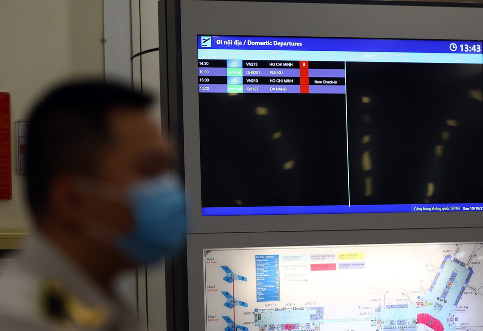 Tại sân bay Nội Bài thời điểm này, các chuyến bay đi và đến theo hình thức công vụ, thương mại rất ít. (Ảnh: Huy Hùng/TTXVN)