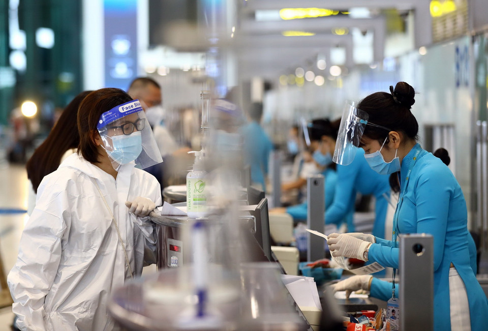 Hành khách phải thực hiện khai báo y tế theo mẫu quy định, hoàn thành bản cam kết và chuyển cho đại diện hãng hàng không khi làm thủ tục hàng không (check-in) tại điểm xuất phát. (Ảnh: Huy Hùng/TTXVN)