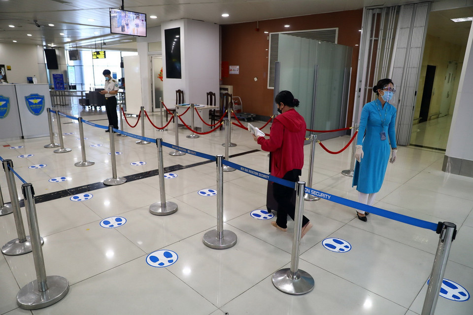 Khu kiểm tra an ninh ở sân bay quốc tế nội Bài vắng vẻ hơn rất nhiều so với thời gian trước khi dịch COVID-19 bùng phát. (Ảnh: Huy Hùng/TTXVN)