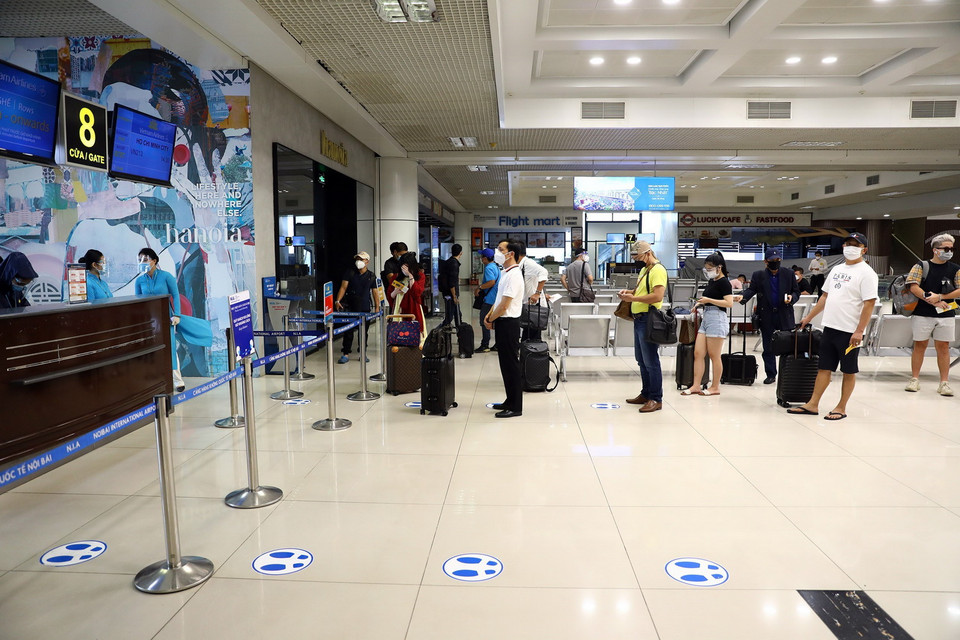 Khu vực xếp hàng lên máy bay, hành khách phải đảm bảo giãn cách theo đúng quy định phòng, chống dịch. (Ảnh: Huy Hùng/TTXVN)