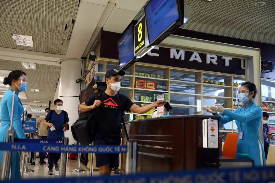 Hành khách làm thủ tục lên máy bay. (Ảnh: Huy Hùng/TTXVN)