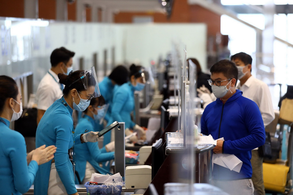 Hành khách tham gia chuyến bay phải có xét nghiệm âm tính, đã tiêm đủ 2 liều vaccine phòng COVID-19. (Ảnh: Huy Hùng/TTXVN)