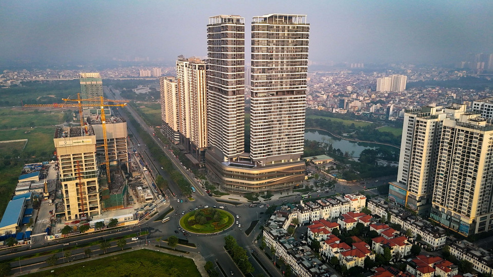 Nhiều khu nhà cao tầng đang tiếp tục được xây dựng, hoàn thiện trong khu vực Khu đô thị Tây Hồ Tây. (Ảnh: Hoàng Hiếu/TTXVN)