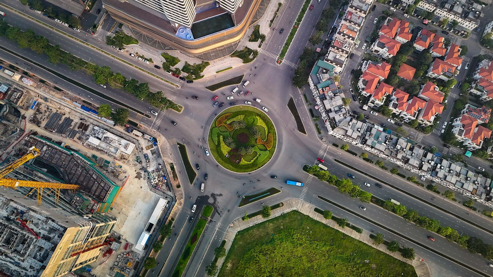 Đường trong khu đô thị được quy hoạch rộng, với nhiều làn xe đáp ứng nhu cầu đi lại của người dân. (Ảnh: Hoàng Hiếu/TTXVN)