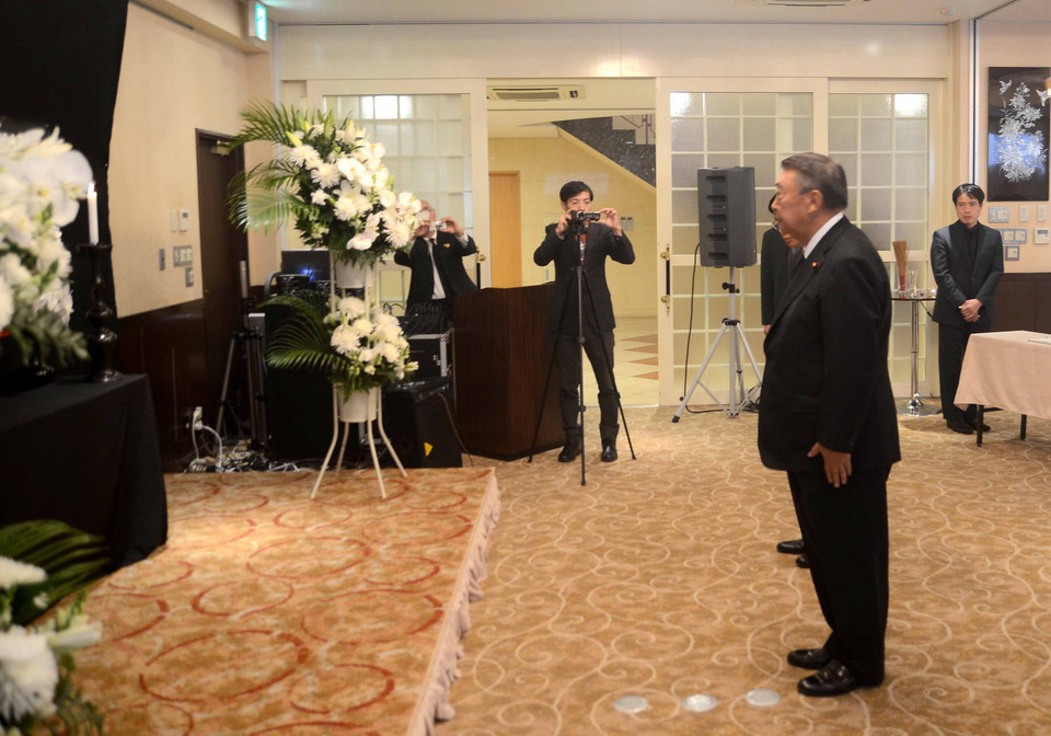 Chủ tịch Hạ viện Nhật Bản Tadamori Oshima vào viếng. (Ảnh: Thành Hữu/Vietnam+)