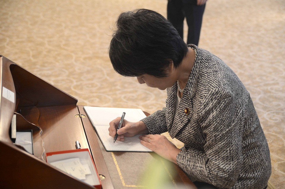 Bộ trưởng Bộ Tư pháp Nhật Bản Yoko Kamikawa ghi sổ tang. (Ảnh: Thành Hữu/Vietnam+)