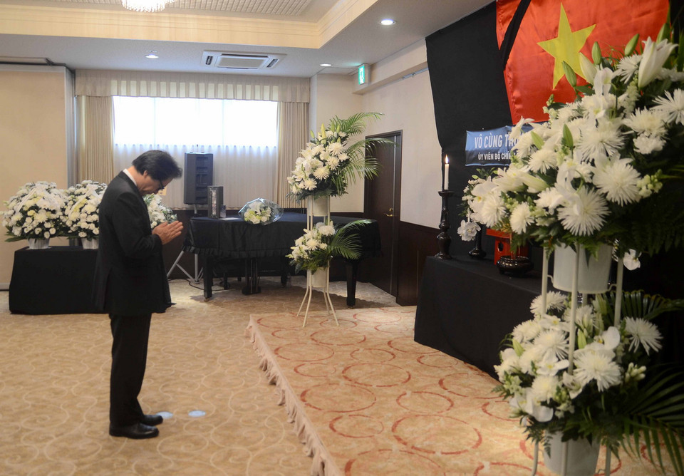 hủ tịch Tổ chức Xúc tiến thương mại Nhật Bản (JETRO) Hiroyuki Ishige vào viếng. (Ảnh: Thành Hữu/Vietnam+)