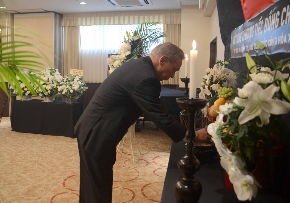 Thống đốc tỉnh Gunma Masaaki Osawa thắp hương viếng. (Ảnh: Thành Hữu/Vietnam+)