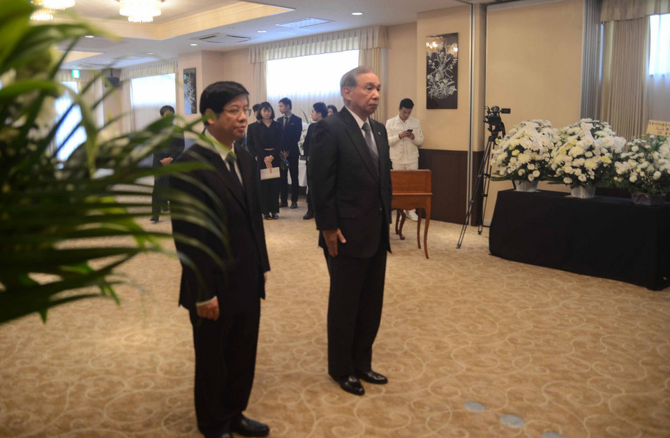 Thống đốc tỉnh Gunma Masaaki Osawa vào viếng. (Ảnh: Thành Hữu/Vietnam+)