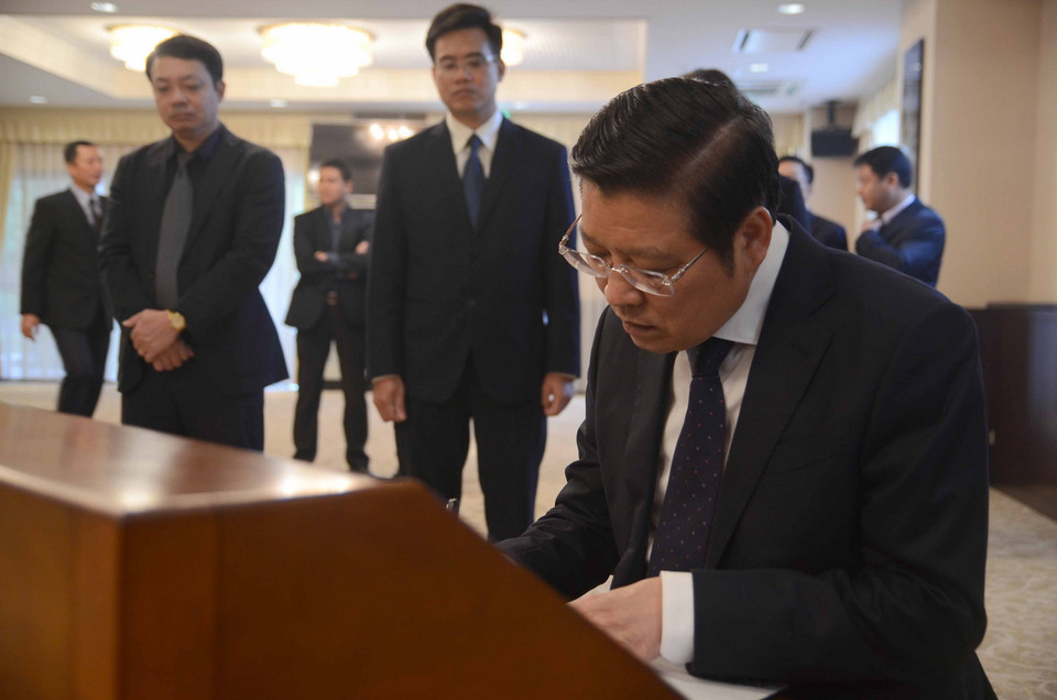 Bí thư Trung ương đảng, Trưởng ban Nội chính trung ương Phan Đình Trạc ghi sổ tang. (Ảnh: Thành Hữu/Vietnam+)