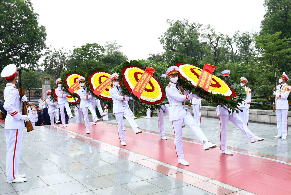  Các vị lãnh đạo Đảng, Nhà nước đến đặt vòng hoa viếng các Anh hùng liệt sỹ. (Ảnh: An Đăng/TTXVN)