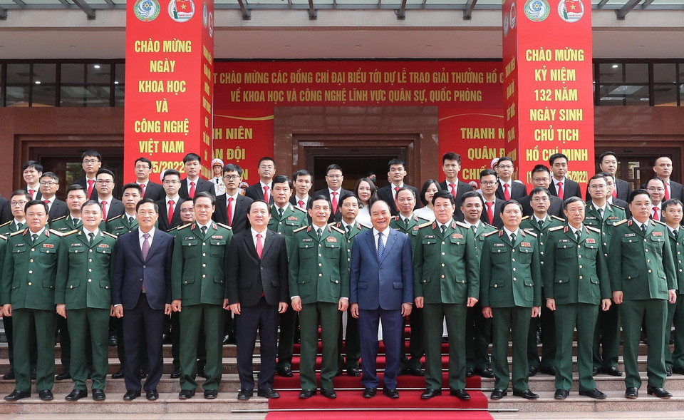 Chủ tịch nước Nguyễn Xuân Phúc chụp ảnh chung với các đại biểu. (Ảnh: Trọng Đức/TTXVN)