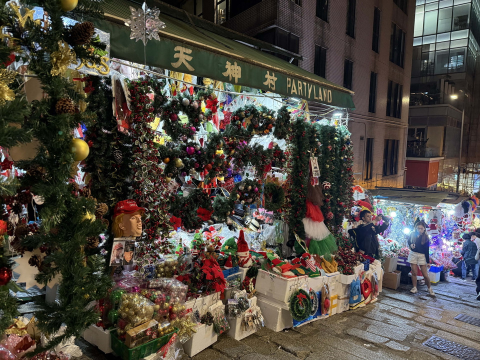 Đồ trang trí Giáng sinh ngập tràn tại phố Pottinger. (Ảnh: Mạc Luyện/TTXVN)