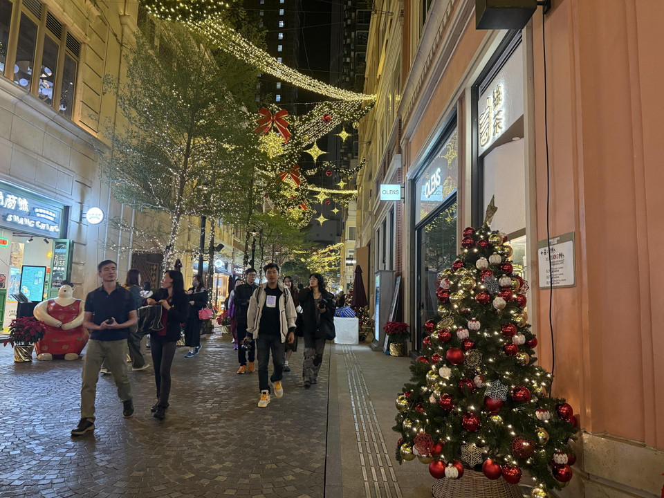 Người dân Hong Kong dạo chơi trên phố Lee Tung trước lễ Giáng sinh. (Ảnh: Mạc Luyện/TTXVN)