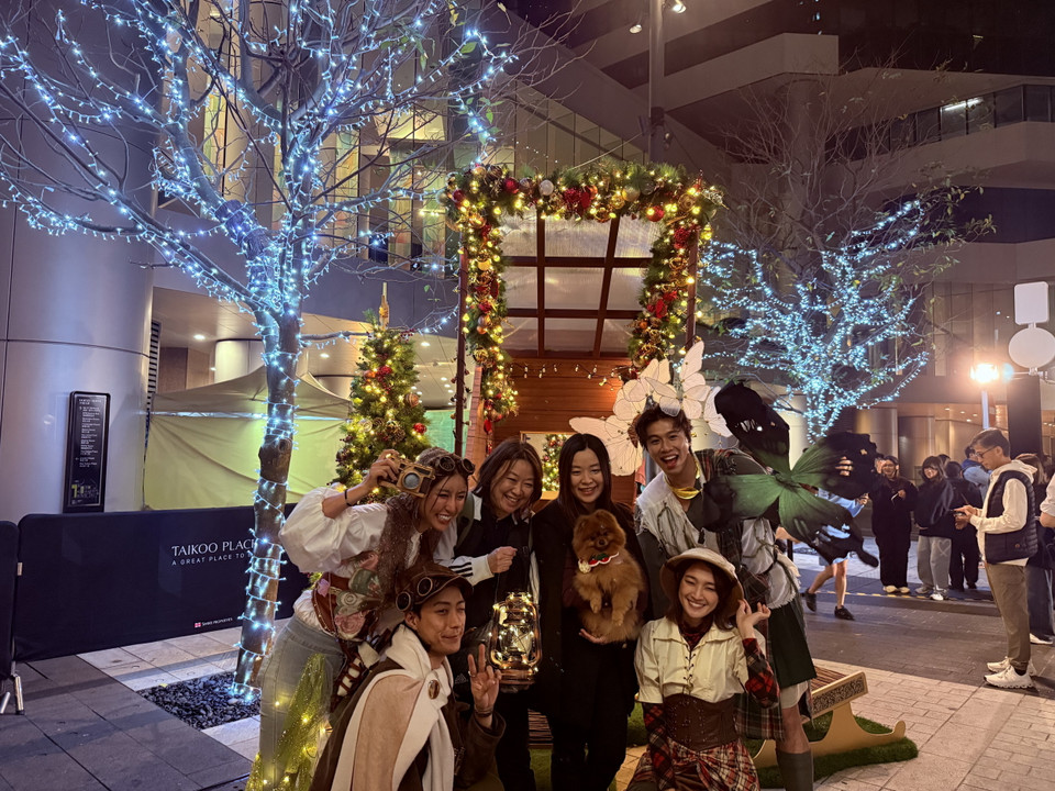 Du khách hào hứng tham gia lễ hội tại Hội chợ đường phố Giáng sinh Trắng 2024. (Ảnh: Mạc Luyện/TTXVN)