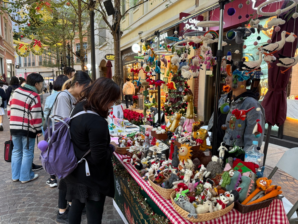 Sắc màu Giáng sinh rực rỡ trên phố Lee Tung thu hút du khách đến tham quan mua sắm. (Ảnh: Mạc Luyện/TTXVN)