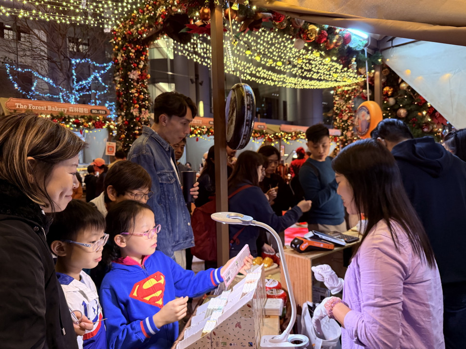 Không khí mua sắm nhộn nhịp tại Hội chợ đường phố Giáng sinh Trắng 2024. (Ảnh: Mạc Luyện/TTXVN)