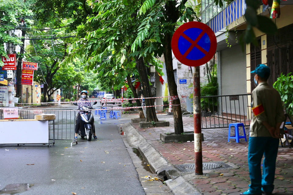  Người dân phải “quay đầu” khi gặp rào chắn tại ngõ 24 Kim Đồng. (Ảnh: Hoàng Hiếu/TTXVN) 